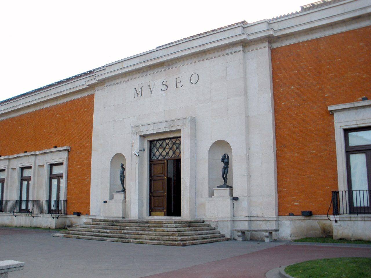 Fachada de un museo de bellas artes con estatuas y arquitectura clásica