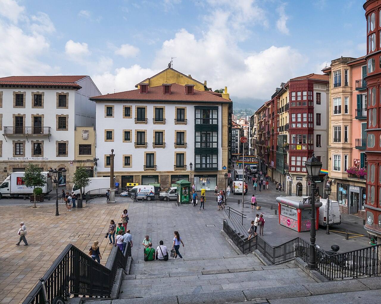 Plaza del casco histórico de Bilbao con edificios de fachadas coloridas
