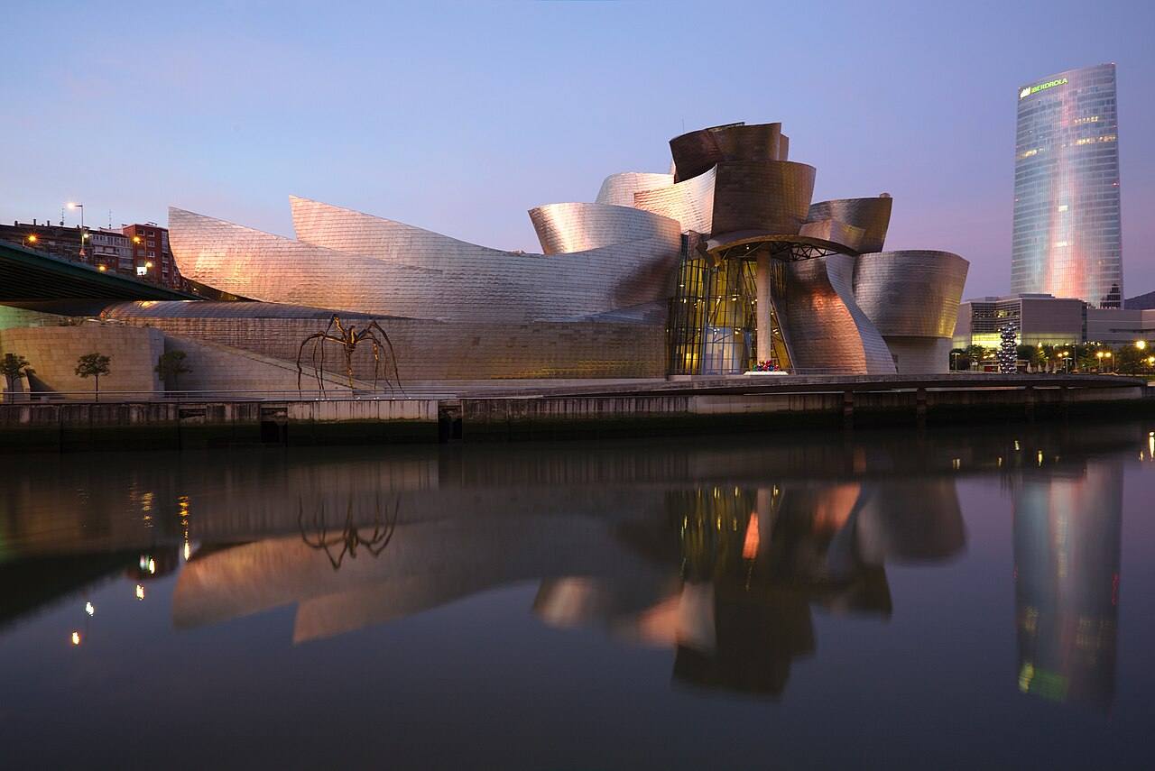 Vista exterior de un gran museo de titanio junto a la ría de Bilbao